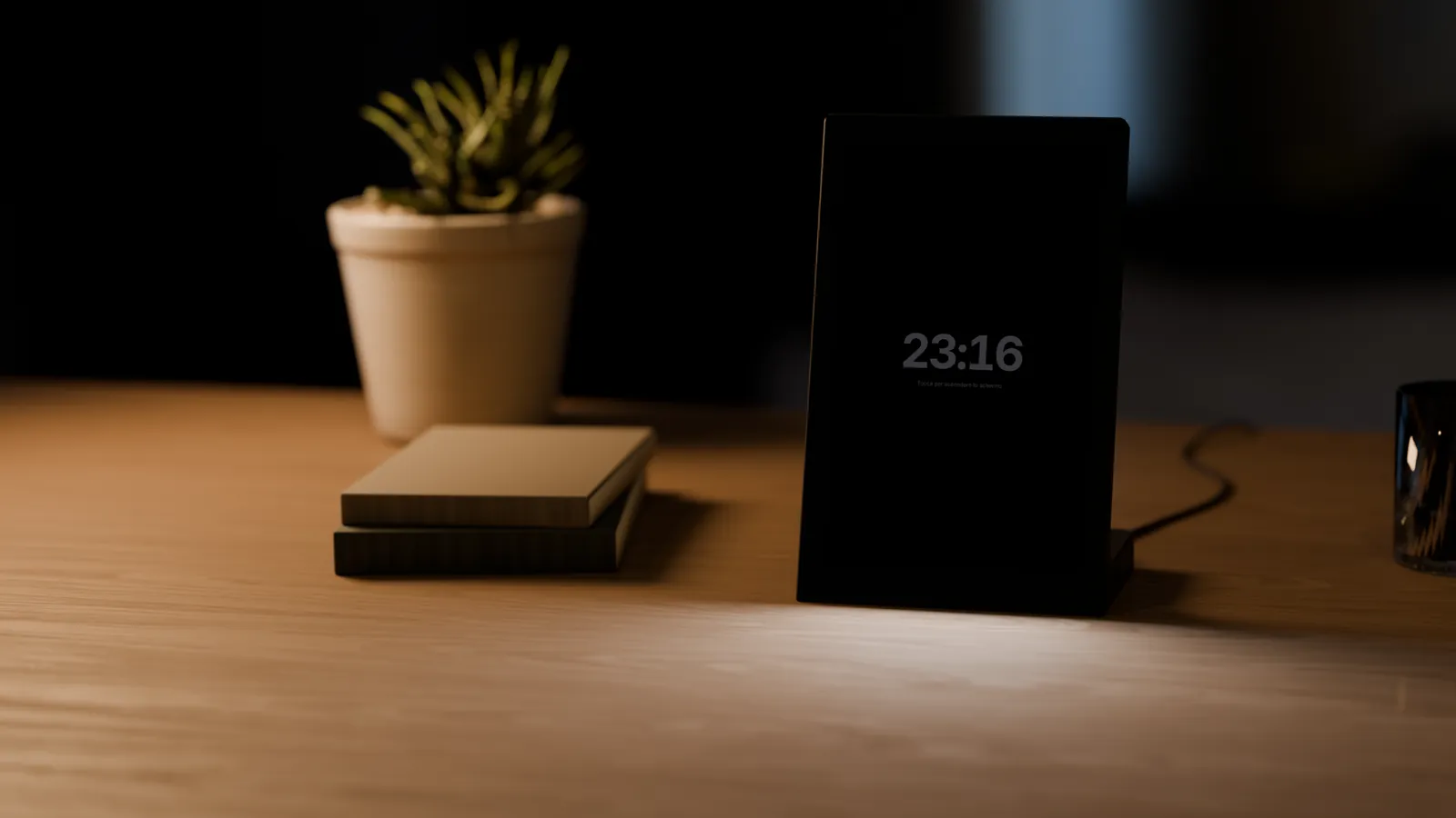 Il display sul comodino di notte, spento con l’orologio