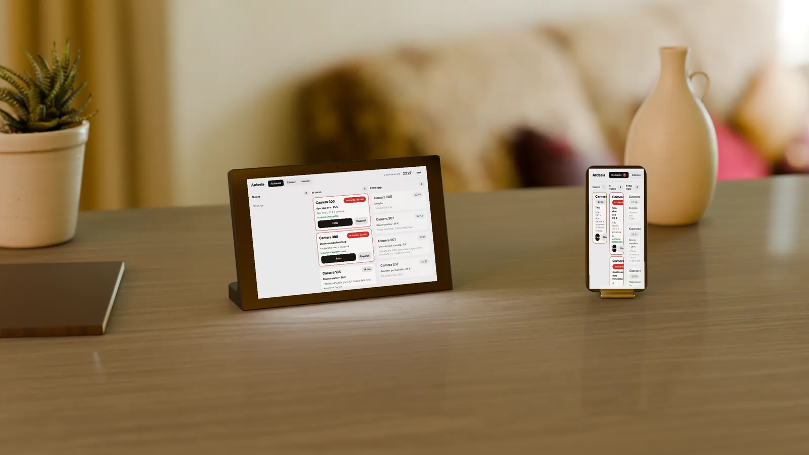 Tablet della reception con le richieste delle camere, accanto a un telefono