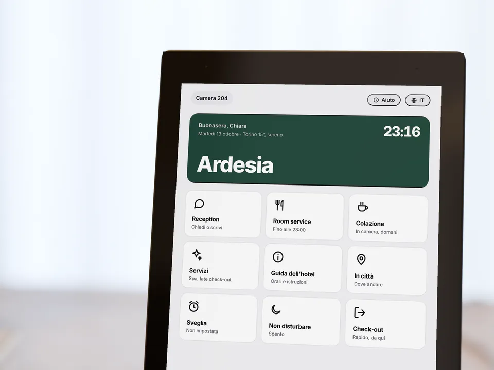 Lo schermo del display da vicino, con il nome dell’hotel e i servizi