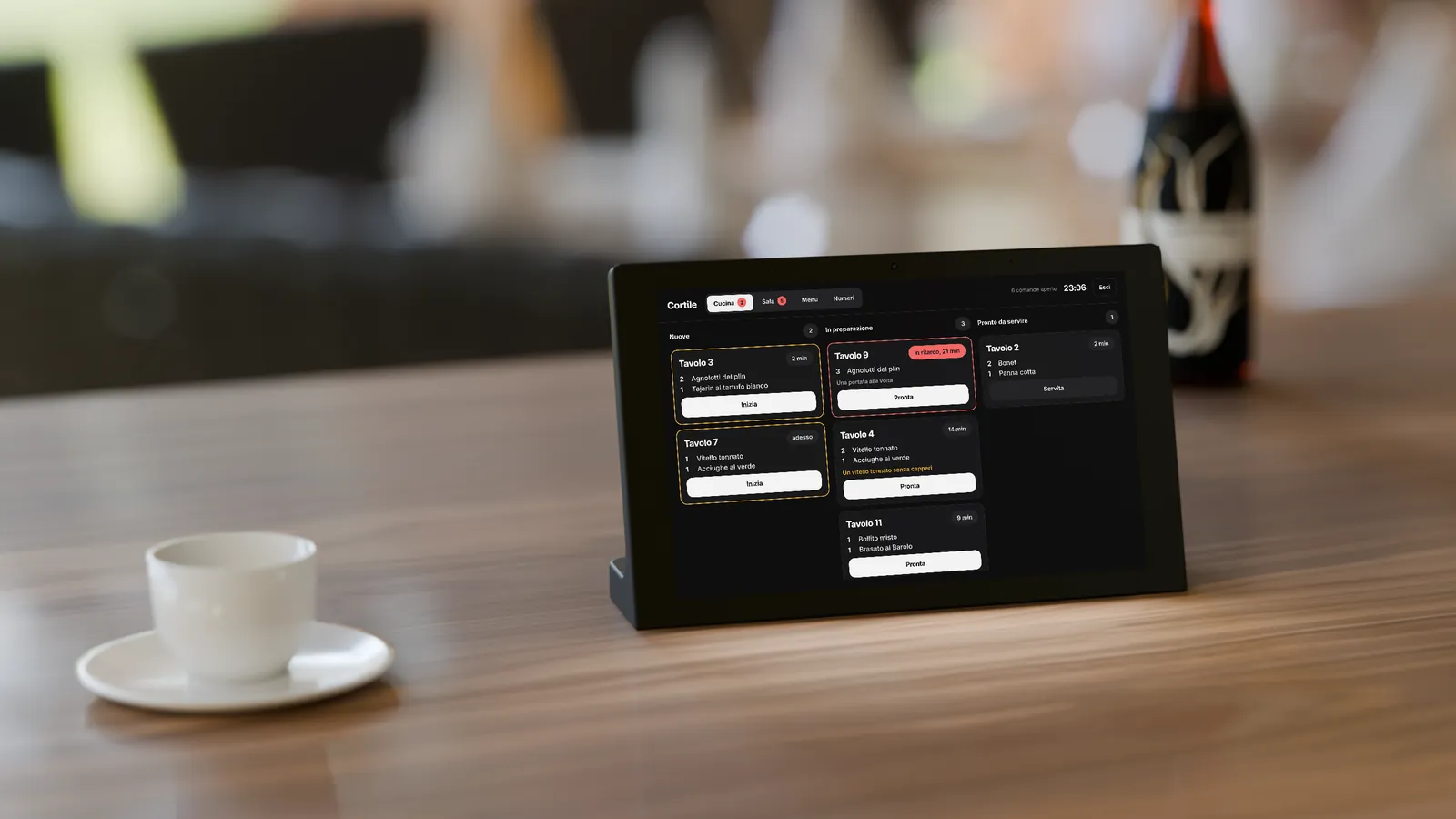 Il display Tapside in orizzontale su un tavolo, con gli ordini dei tavoli